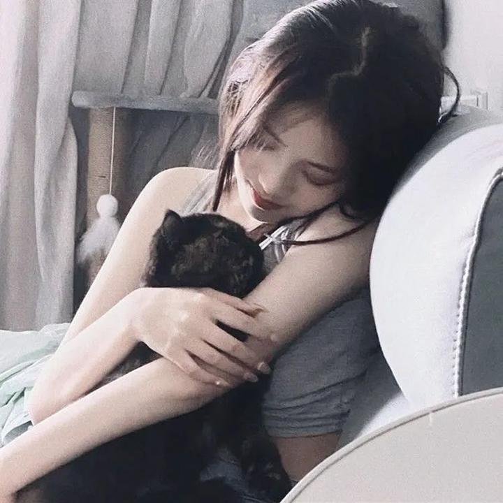 隔楼女孩：我们之间的层距